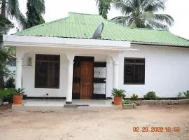 Dar es Salaam-Sleeps8-Parking-Garden-Pet Friendly