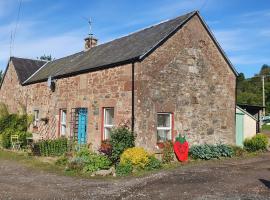 Berry View - Idyllic cosy cottage on berry farm, rental liburan di Blairgowrie