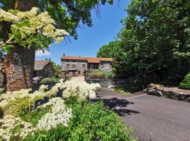 Le clos des pierres rouges, hotell med parkering i Saint-Privat-dʼAllier