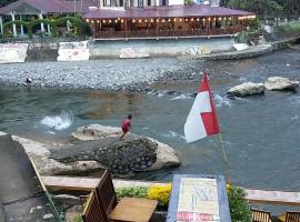Fun Family Guest House n Jungle Tour, hotel v destinaci Bukit Lawang