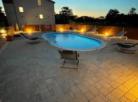 Holiday home “MARKO” with heated pool!, cottage di Nin