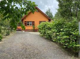 AB’s rustic cabin, casa de temporada em Dejani