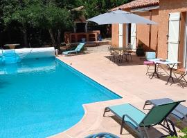 Libellule, charmante maison au cœur du parc naturel du Verdon, hotel with pools in Régusse
