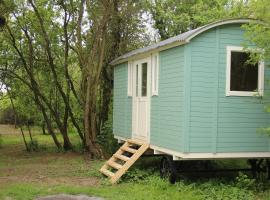 The Tawny Shepherd Hut, Whitehouse Farm, hotel with parking in Stowmarket