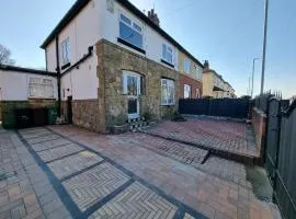 Modern 3 bedroom house, 3 Bathroom, secure parking, Wi-Fi & Garden