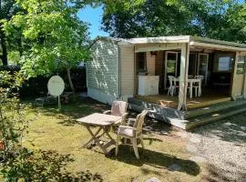 Mobile home avec terrasse et piscine.