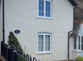 Little House, hotel with parking in Porlock