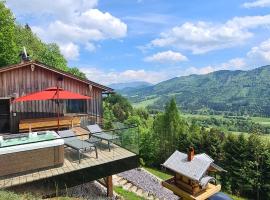 Ruhige Bergvilla in Alleinlage am Mondsee mit Seeblick Bergblick und Whirlpool, hotel a Innerschwand