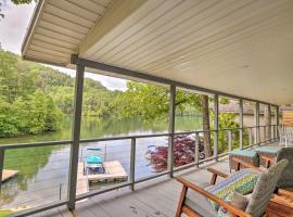 Cozy Lake Santeetlah Cottage with Dock and 3 Kayaks!, cabana o cottage a Robbinsville