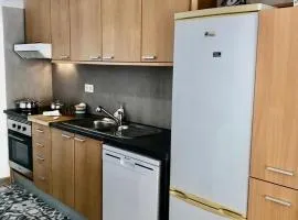 City Break-Quiet House with Private Patio