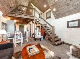 Romantic A-frame Private HotTub Firepit NearGSMNP