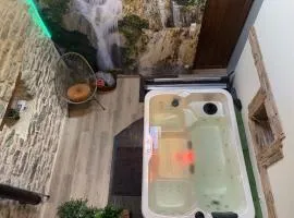 Petite Maison chaleureuse avec jacuzzi privatif