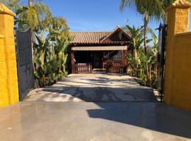 Casa de madera el oasis el palomar, hotel en Sevilla