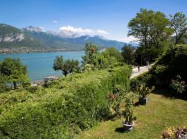 Maison à 30 mètres du lac et piste cyclable, hotel em Sévrier