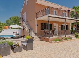 2 Bedroom Cozy Apartment In Karalic, villa í Širitovci