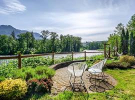Riverfront Paradise w/ Hot Tub--Little River House, hotel v destinaci Gold Bar