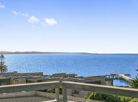 Point Grey Apartment 16, pet-friendly hotel sa Lorne