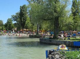 Family Vendégház, bolig ved stranden i Balatonszárszó