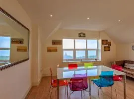 Victoria Parade: Perfect family apartment over looking Viking Bay, stones throw from the beach and town