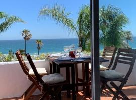 Espectacular apartamento primera linea de playa - Golf, hotelli kohteessa Estepona lähellä maamerkkiä El Saladillon ranta