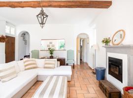 Bright APT surrounded by greenery with parking, hotel a Villa Guardia