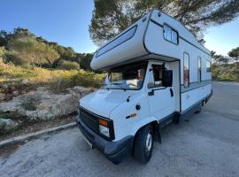 Recorre Ibiza en Autocaravana, hotel u San Antoniju