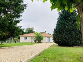 Maison familiale avec jardin de 1500m2, hotel a Saint-Genès-de-Fronsac