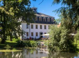 Biohotel Stiftsgut Wilhelmsglücksbrunn، فندق في Creuzburg