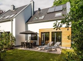 5 Sterne Wellness-Ferienhaus "Kornrade" mit Sauna, Kamin & Terrasse - ruhig am Ostseewald in Zingst, hotell i Zingst