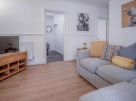 Ivy Cellar - 2 Bedroom Apartment - Tenby، فندق في تينبي