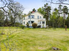 Nice holiday home in Grimshult with proximity to Lidhult in Smaland, hotell i Lidhult