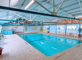 Immaculate Gower Getaway with Pool & Facilities, hotel in Swansea