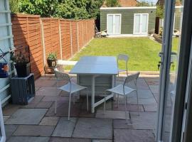 Lovely 3 bedroom house with parking near airport, hotel din Luton