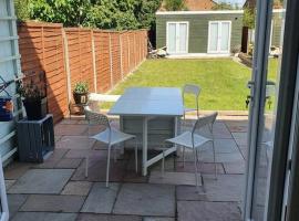 Lovely 3 bedroom house with parking near airport, hotel in Luton