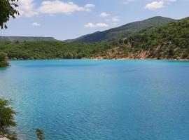 Le Logis des Templiers appartement climatisé, hotel em Régusse