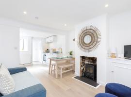 Central quiet cottage. Walk to shops, bars & beach, hotel in Brighton & Hove