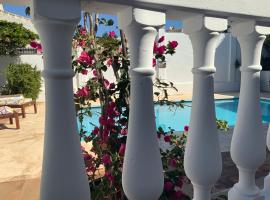 Family villa with pool, walk to beach, restaurants and shopping, stuga i La Cala de Mijas