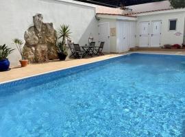 2 bed apt mountains and costal views with pool, apartmán v destinaci Paphos City