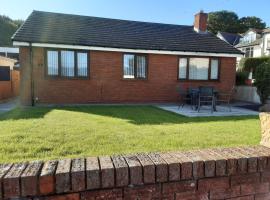 3-Bed bungalow near Conwy valley close to Castle, hotel with parking in Colwyn Bay