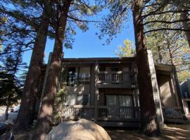 Mammoth Awesome Location-1 min to Shuttles & Food, spa-hotelli kohteessa Mammoth Lakes