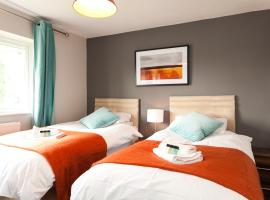 Comfortable Contractor House Gatwick: sleeps 6+, hotel with parking in Ifield