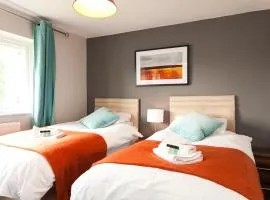 Comfortable Contractor House Gatwick: sleeps 6+