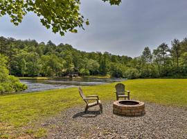 Peaceful Murphy Retreat with Grill and River Views!, cottage in Murphy