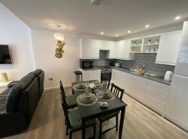 Modern 2 bedroom apartment, with car parking.、Bittonにあるソルフォード・ゴルフクラブの周辺ホテル