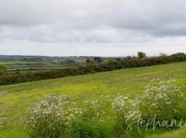 Penzance, private annexe with beautiful views., hotel in Ludgvan