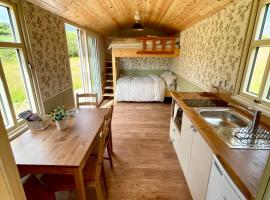 Stepping Stones Glamping ‘the olive’, hotel in Bantry