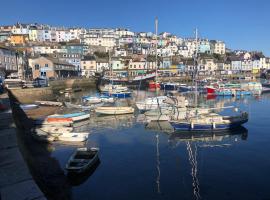 Harbour View Ground Floor Flat with Private Parking, only 5 Mins walk to harbour, hotel perto de Brixham Harbour, Brixham