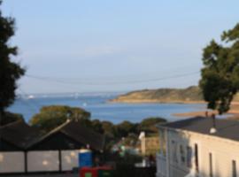 luxury new 3 bed caravan with stunning sea view on private beach in Thorness bay, hotel in Porchfield