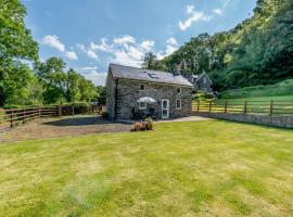 Cwmdu Cottage, hotel with parking in Cwm-coy
