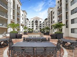 Dharma Home Suites Coral Gables at Gables Grand Plaza, hotel cerca de Miracle Mile de Miami, Miami